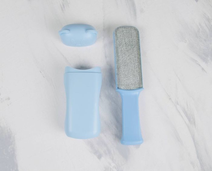 Щітка для прибирання шерсті ведмедик блакитна 