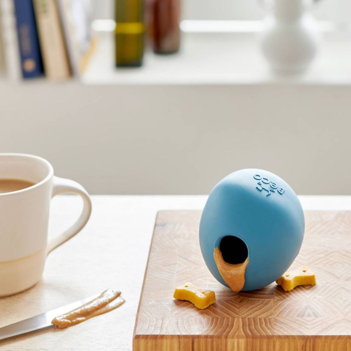 Іграшка м'ячик з отвором для ласощів для собак Beco Pets Wobble Ball Блакитний