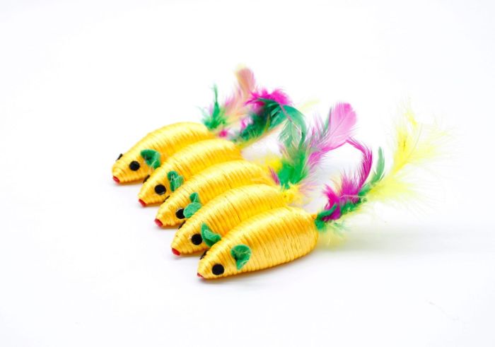 Миша іграшка для кішок різнокольорова нейлон з пером 6см 4 шт NT662N 