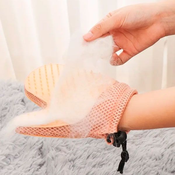 Рукавичка двостороння для вичісування шерсті пудра 