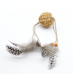 Мяч плетений з дзвіночком та пірям 4 см. 