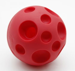 Мяч для ласощів вініловий червоний, 12 см, 010 