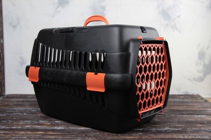 Переноска для тварин чорна пластик помаранчеві двері 55х39х36 см до 8 кг